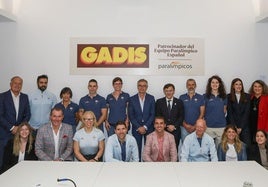 responsables de Gadis, del Comité Olímpico y deportistas, en la visita a la empresa.