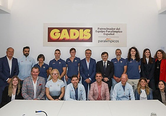 responsables de Gadis, del Comité Olímpico y deportistas, en la visita a la empresa.