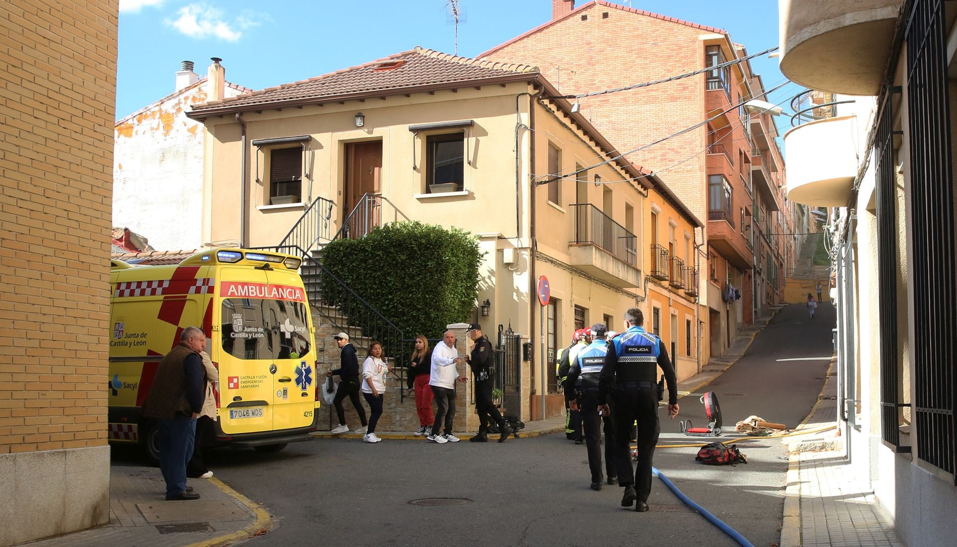 Fotografías de la extinción del incendio en un patio de Segovia