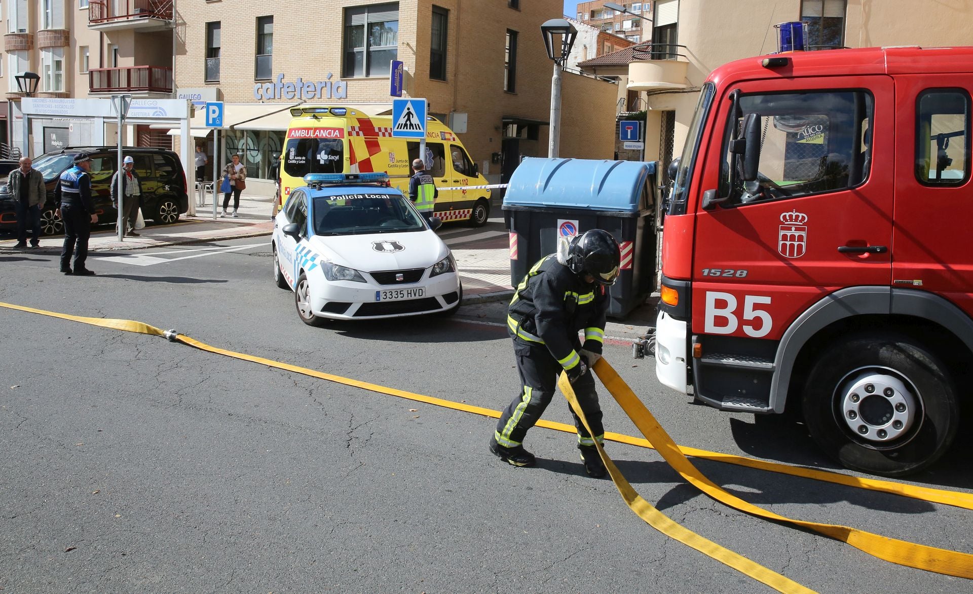 Fotografías de la extinción del incendio en un patio de Segovia