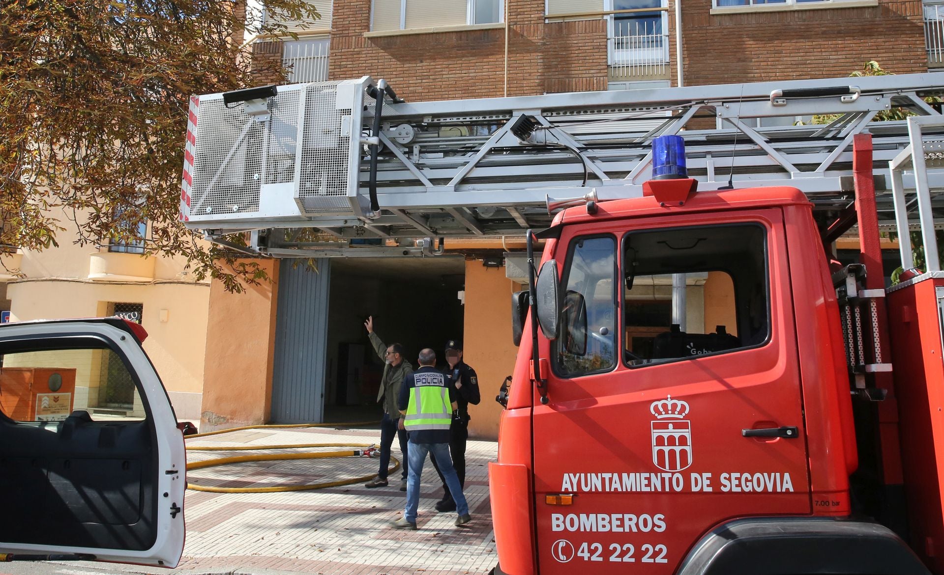 Fotografías de la extinción del incendio en un patio de Segovia