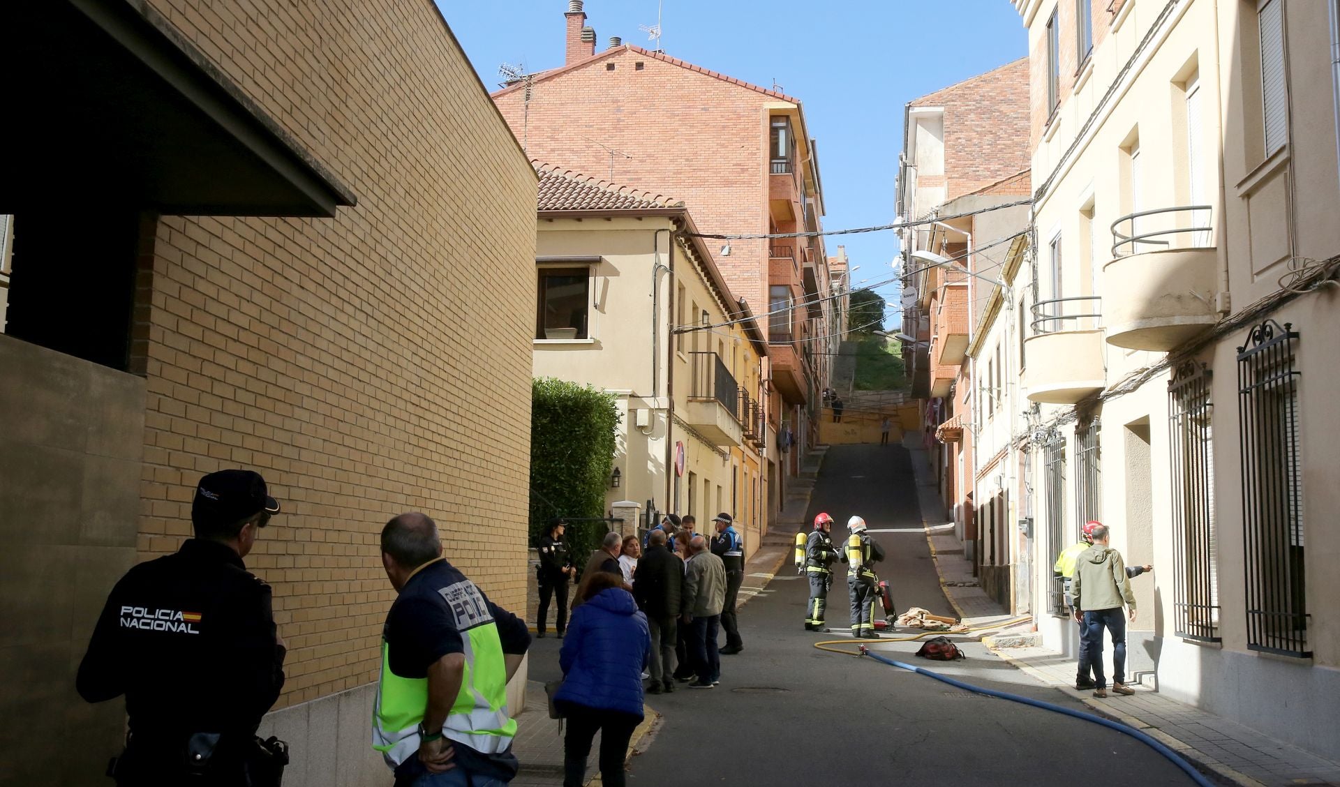 Fotografías de la extinción del incendio en un patio de Segovia