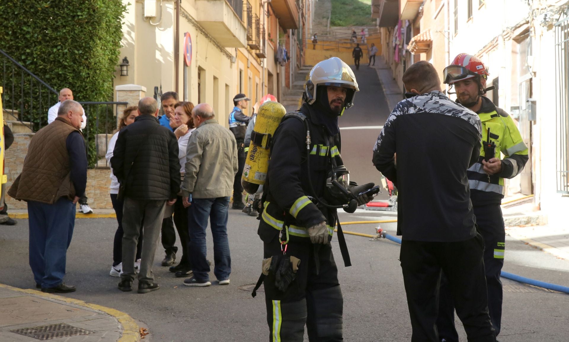 Fotografías de la extinción del incendio en un patio de Segovia