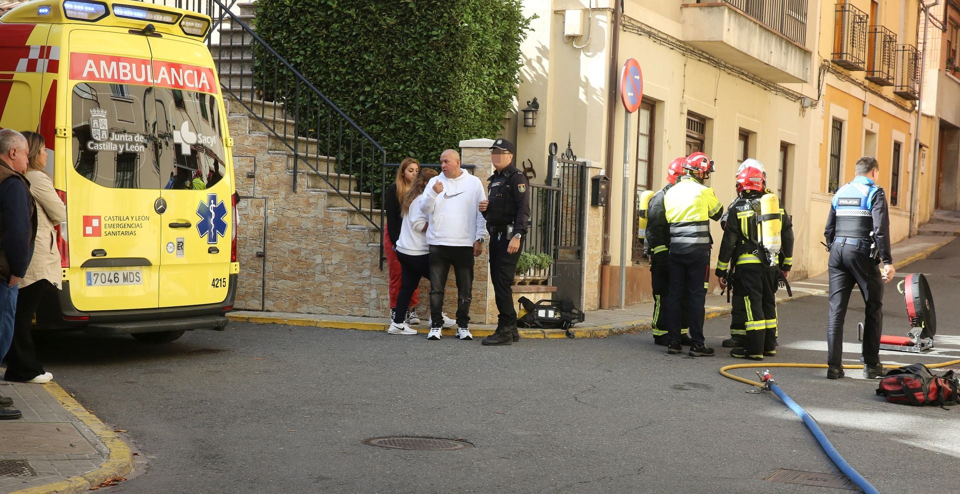 Fotografías de la extinción del incendio en un patio de Segovia