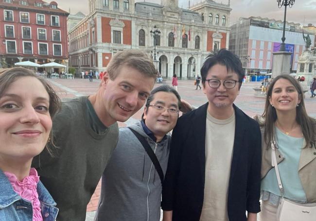 Dos doctoras del Servicio de Aparato Digestivo, Marina Cobreros y Victoria Marquina, con los doctores Marius Zimmerli , de Suiza, Hirotoshi Ishiwatari y Saburo Matsubara, ambos de Japón, en la Plaza Mayor.