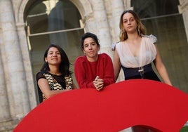 Mar Coll, en el centro, junto a Giannina Fruttero y Laura Weissmahr, actrices de 'Salve María'.