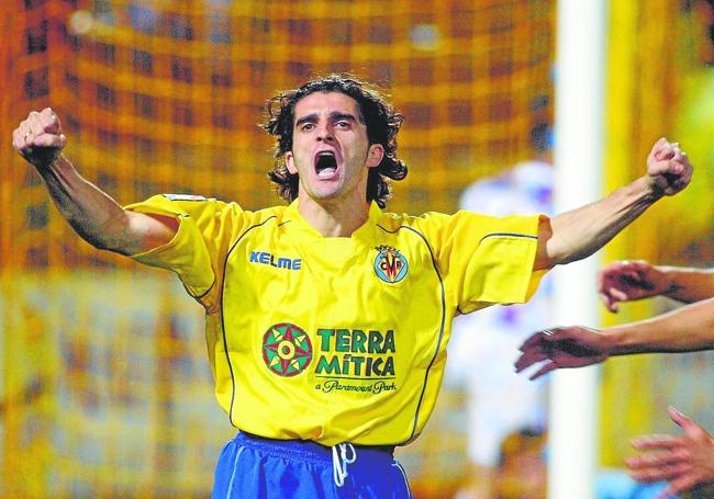 Víctor celebra un gol con el Villarreal.