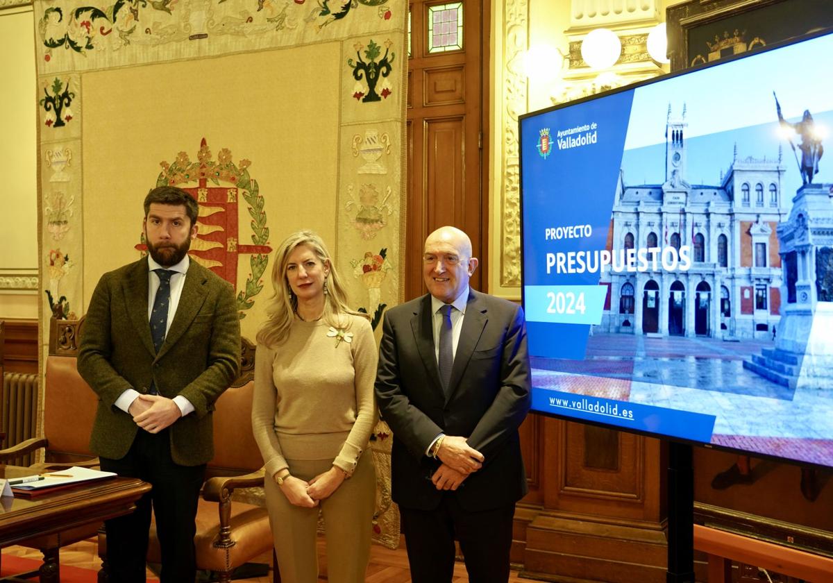 Francisco Blanco, Irene Carvajal y Jesús Julio Carnero, durante la presentación del proyecto de presupuestos.