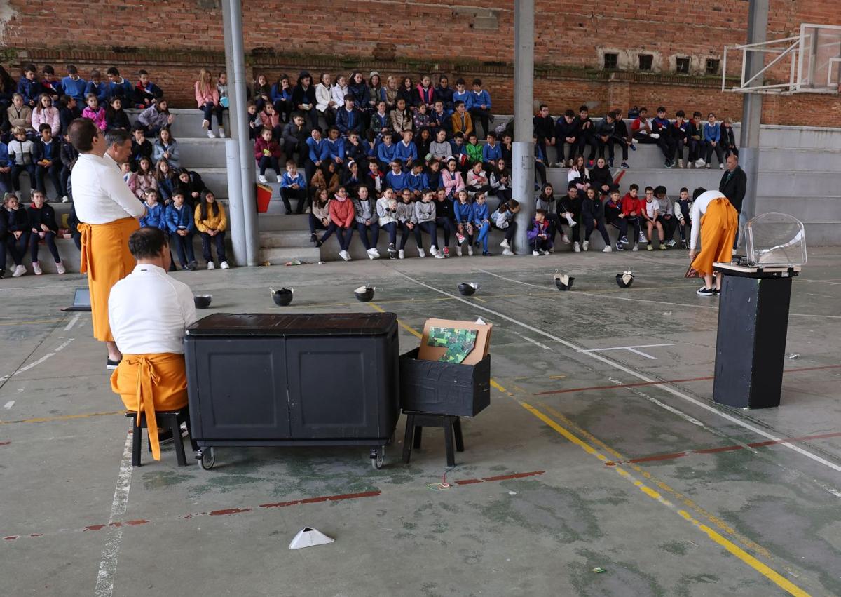 Imagen secundaria 1 - Juegos en el polideportivo de la Providencia y actuación de danza inclusiva en el Santo Ángel.