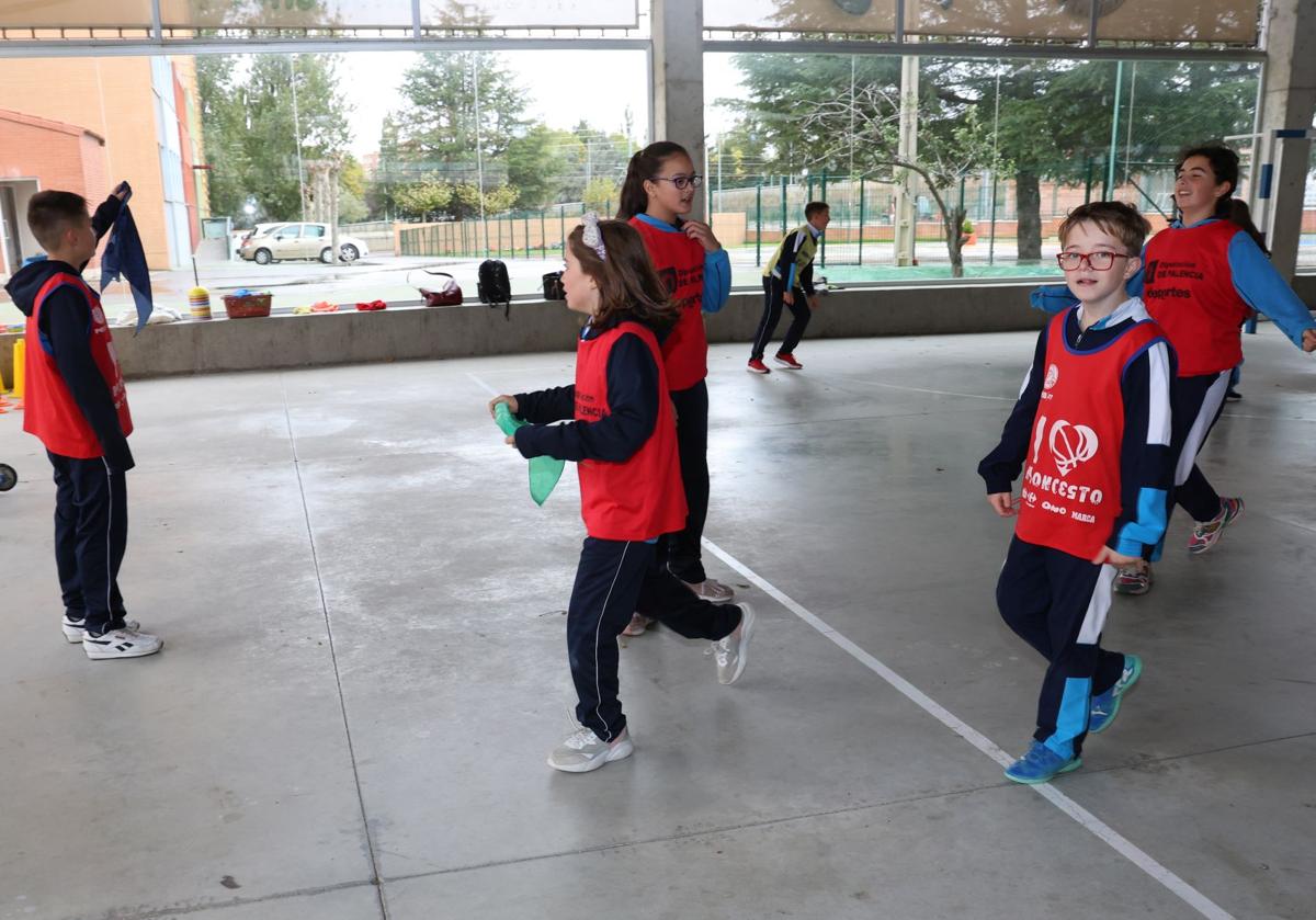 Imagen principal - Juegos en el polideportivo de la Providencia y actuación de danza inclusiva en el Santo Ángel.