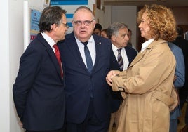 El consejero, en el centro, conversa con el presidente de la asociación regional de psiquiatría, Carlos Ruiz, y con la directora general de Asistencia Sanitaria y Humanización, Silvia Fernández Calderón.