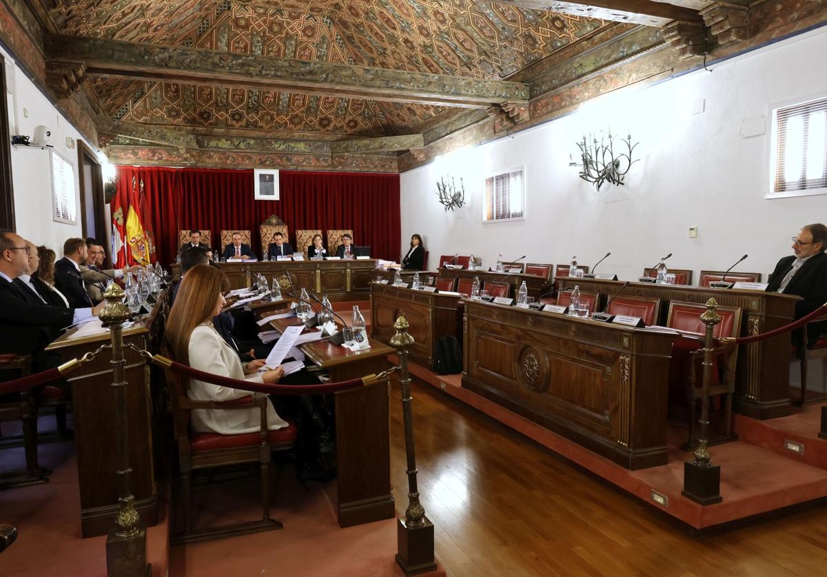 La bancada socialista, vacía tras abandonar los diputados este viernes el pleno.