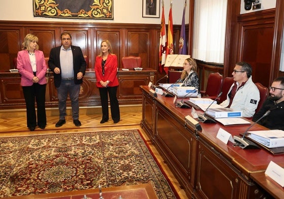 El diputado Adolfo Palacios, en el centro, ha presidido la entrega de los inventarios.