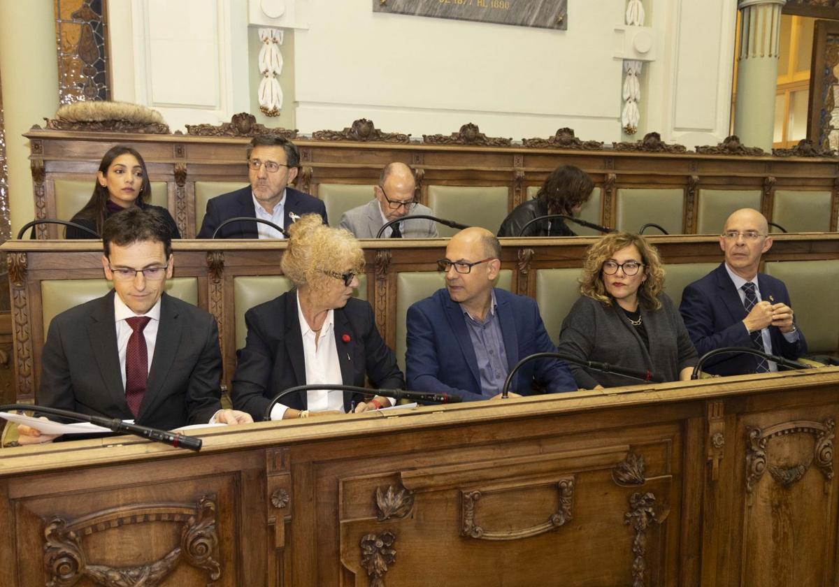 La bancada socialista, durante el Pleno extraordinario por el derrumbe de la cúpula de la iglesia de la Vera Cruz, el pasado 11 de septiembre.