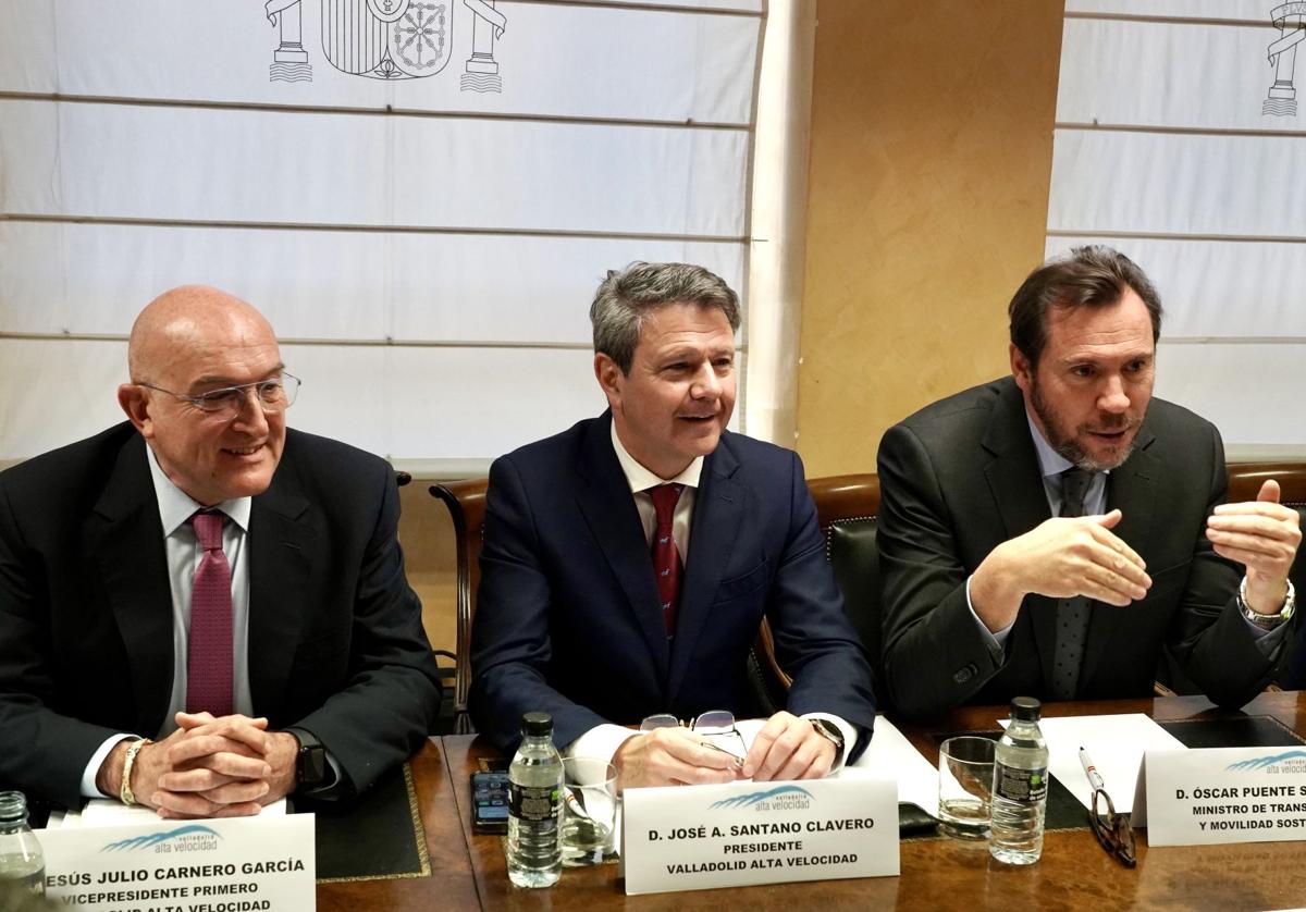 Jesús Julio Carnero (izquierda) y Óscar Puente (derecha), en febrero de este año, durante una reunión del Consejo de Administración de la sociedad Valladolid Alta Velocidad.