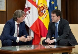 El alcalde de Soria, Carlos Martínez (izquierda), en una reunión con el presidente de la Junta, Alfonso Fernández Mañueco, el pasado abril.