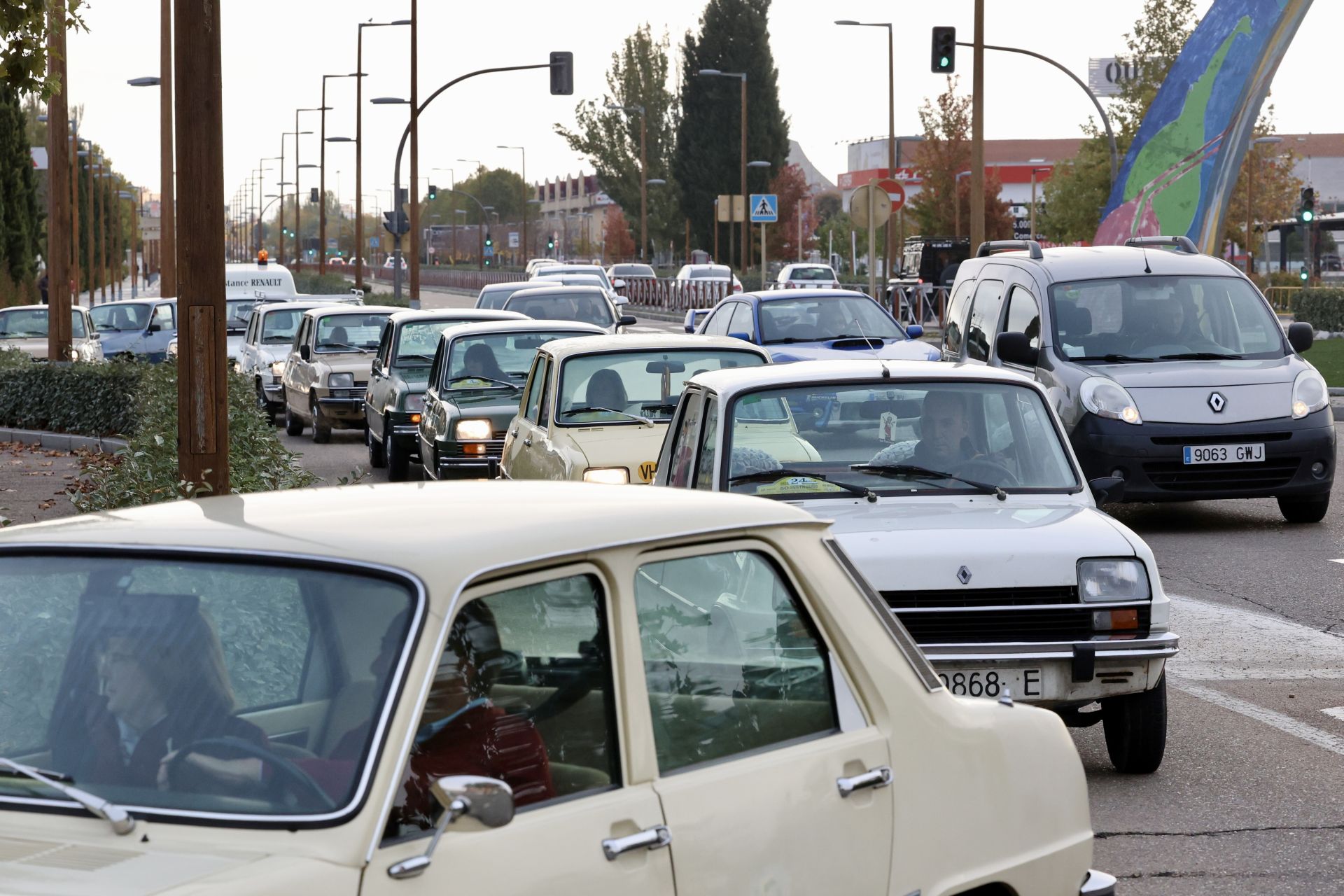 Las imágenes de la concentración por el 50 aniversario del Renault Siete