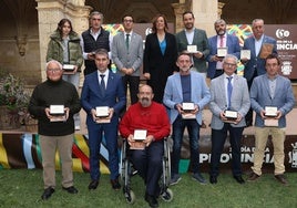 Representantes de los once pueblos homenajeados, con la presidenta y el diputado Juan Antonio Obispo.