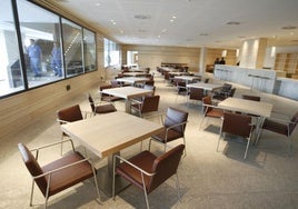 Cafetería de las Cortes de Castilla y León, el día que se inauguró el edificio.