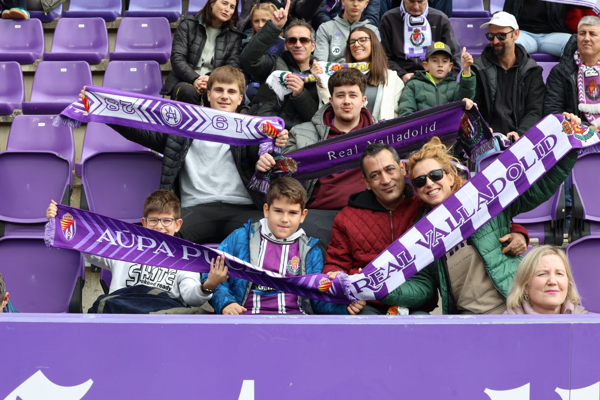 Búscate en la grada del estadio José Zorrilla (1/4)