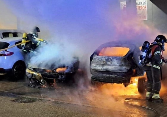 Los bomberos del parque de Arroyo trabajan esta madrugada para apagar las llamas.