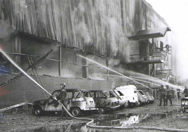 Labores de extinción del incendio en la planta de Montaje 2 el 30 de octubre de 1974.