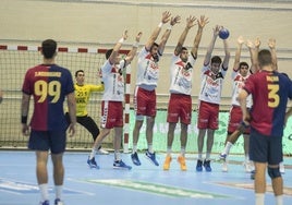 Los jugadores del Nava defienden una jugada ofensiva del Barça durante el partido disputado el pasado domingo.