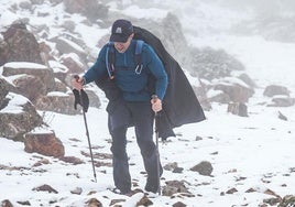 La nieve irrumpe con fuerza en la Peña de Francia.