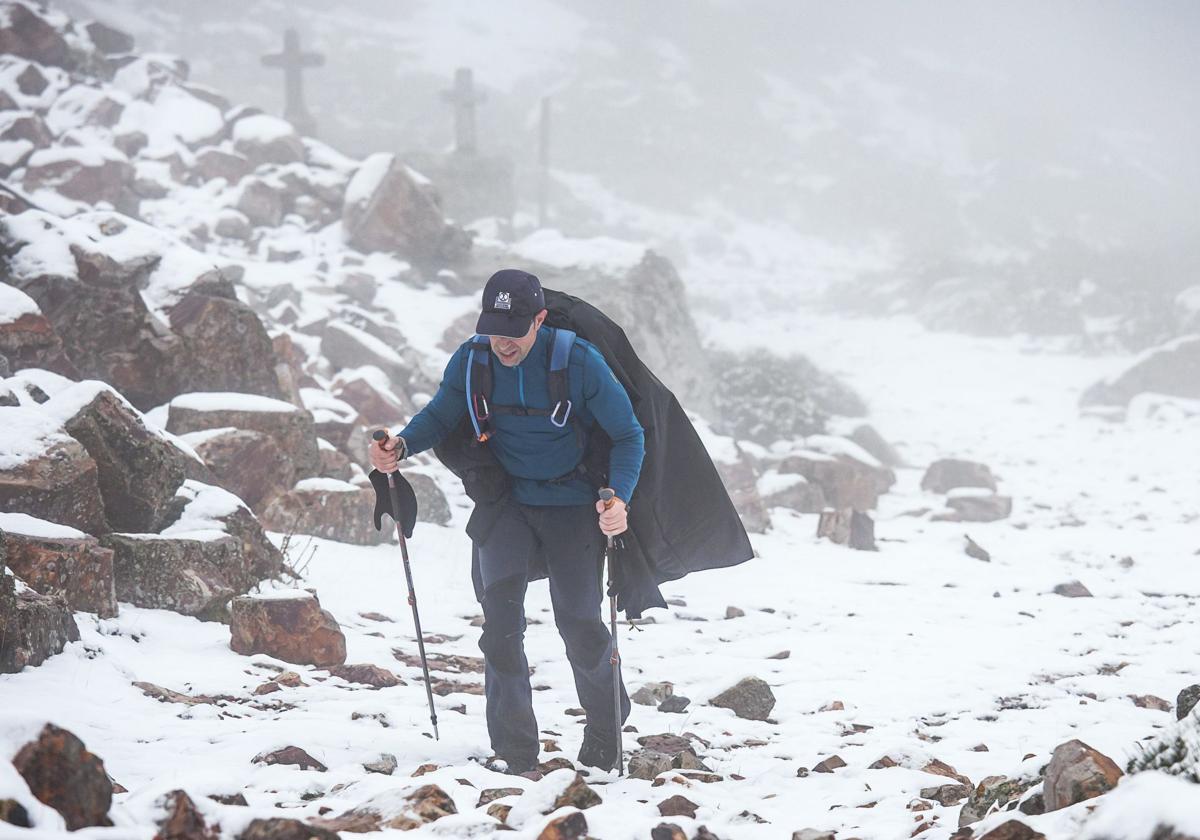 La nieve irrumpe con fuerza en la Peña de Francia.