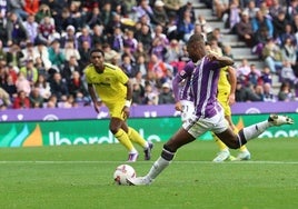 Instante en el que Sylla lanza el penalti que significó el empate aun gol.