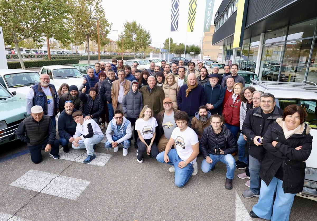 Imagen principal - Arriba, asistentes a la concentración de Renault Siete, a las puertas del concesionario de Vasa en Arroyo. Debajo, artículo de El Norte de la presentación del modelo el 7 de noviembre de 1974. Debajo, un anuncio de 1975.