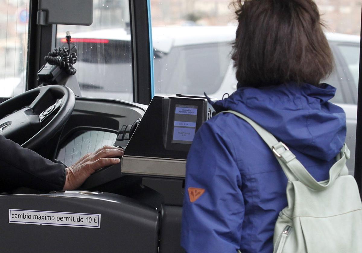 Una usuaria accede a un autobús urbano.