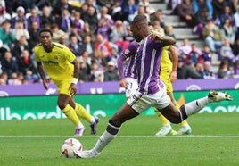 Sylla se dispone a golpear el balón desde el punto de penalti para marcar el pasado sábado frente al Villarreal.