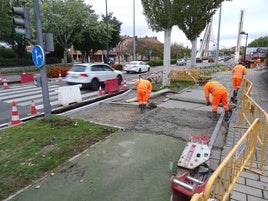 Los operarios rematan los rebajes del cruce de la Avenida de Zamora con el Callejón de la Alcoholera.