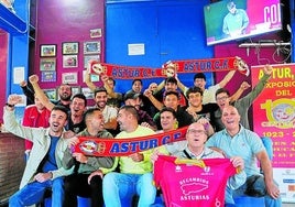 La plantilla del Astur celebra su emparejamiento con el Real Valladolid el pasado 10 de octubre.