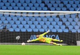 Carmona intenta parar un disparo del Celta Fortuna.