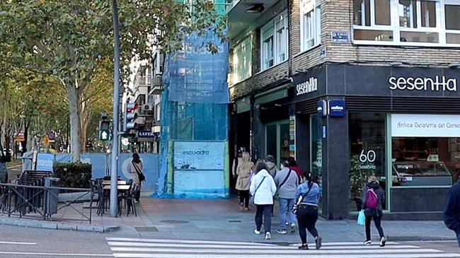 Imagen antes - La fotografía (izquierda) que ha remitido este domingo el PSOE, en la que el andamio ocupaba prácticamente toda la calzada. A la derecha, el estado real del mismo punto este domingo (ya sin las vallas).