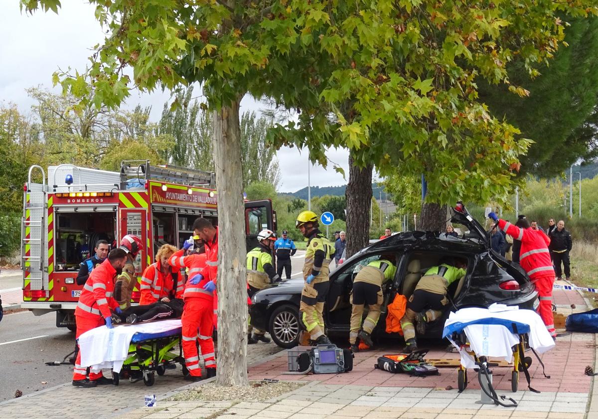 Imagen principal - Labores de auxilio de los ocupantes del turismo siniestrado en la calle Ermita.