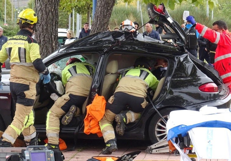 Los bomberos trabajan en el rescate de dos de los tres ocupantes del coche siniestrado en la calle Ermita.