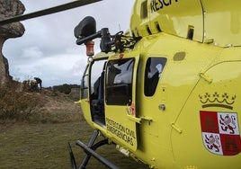 El helicóptero, al lado del herido, atendido por los técnicos de Emergencias.