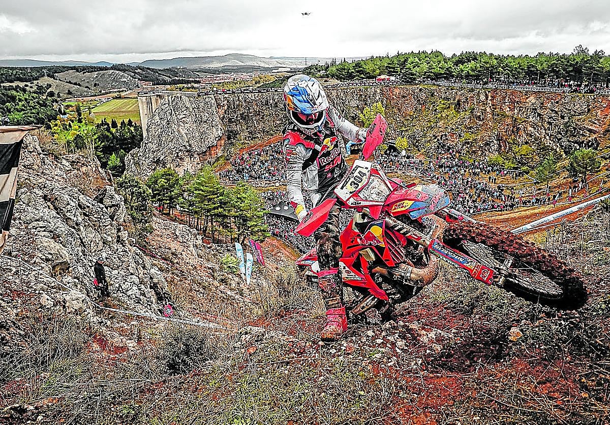 Manuel Lettenbichler, que se coronó campeón del mundo por tercera vez consecutiva, durante la prueba.