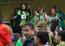 Ana Redondo, ministra de Igualdad, con el dorsal 111 en la Marcha contra el Cáncer de Valladolid, este domingo.