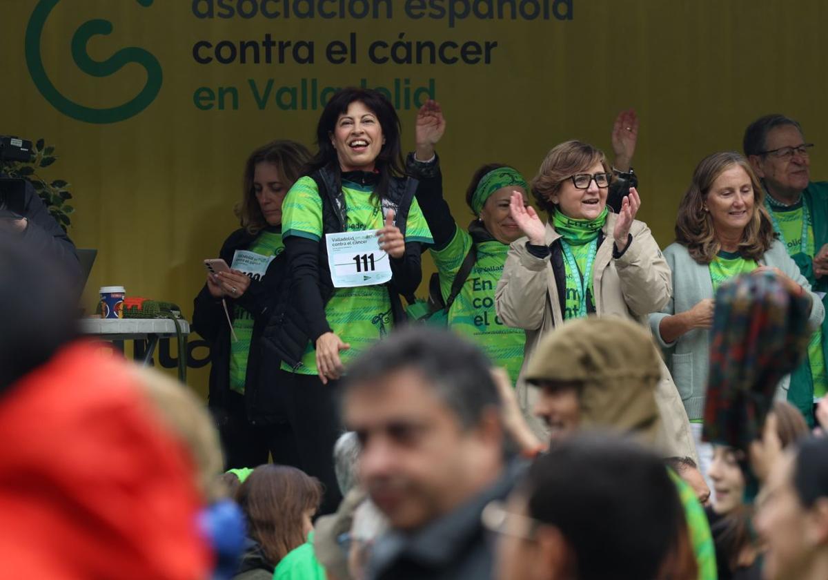 Ana Redondo, ministra de Igualdad, con el dorsal 111 en la Marcha contra el Cáncer de Valladolid, este domingo.