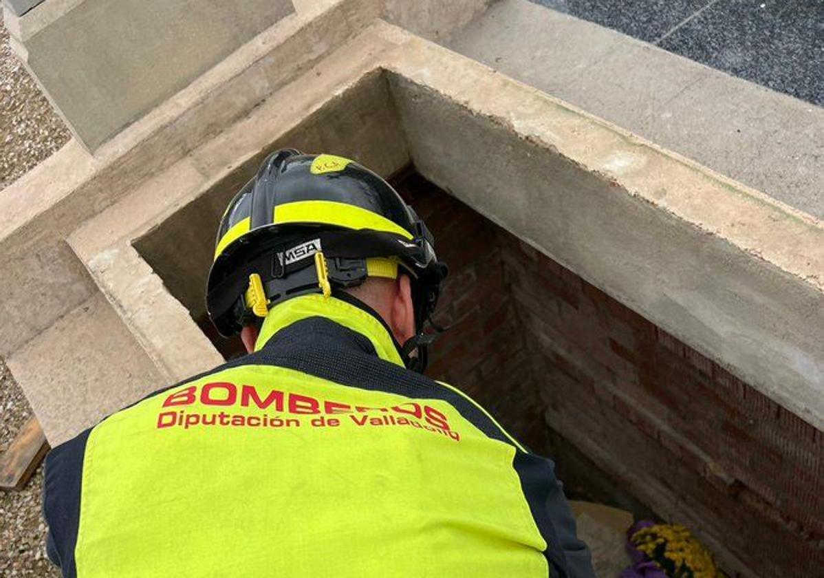 Un bombero examina la tumba de Langayo de la que rescataron a una mujer.