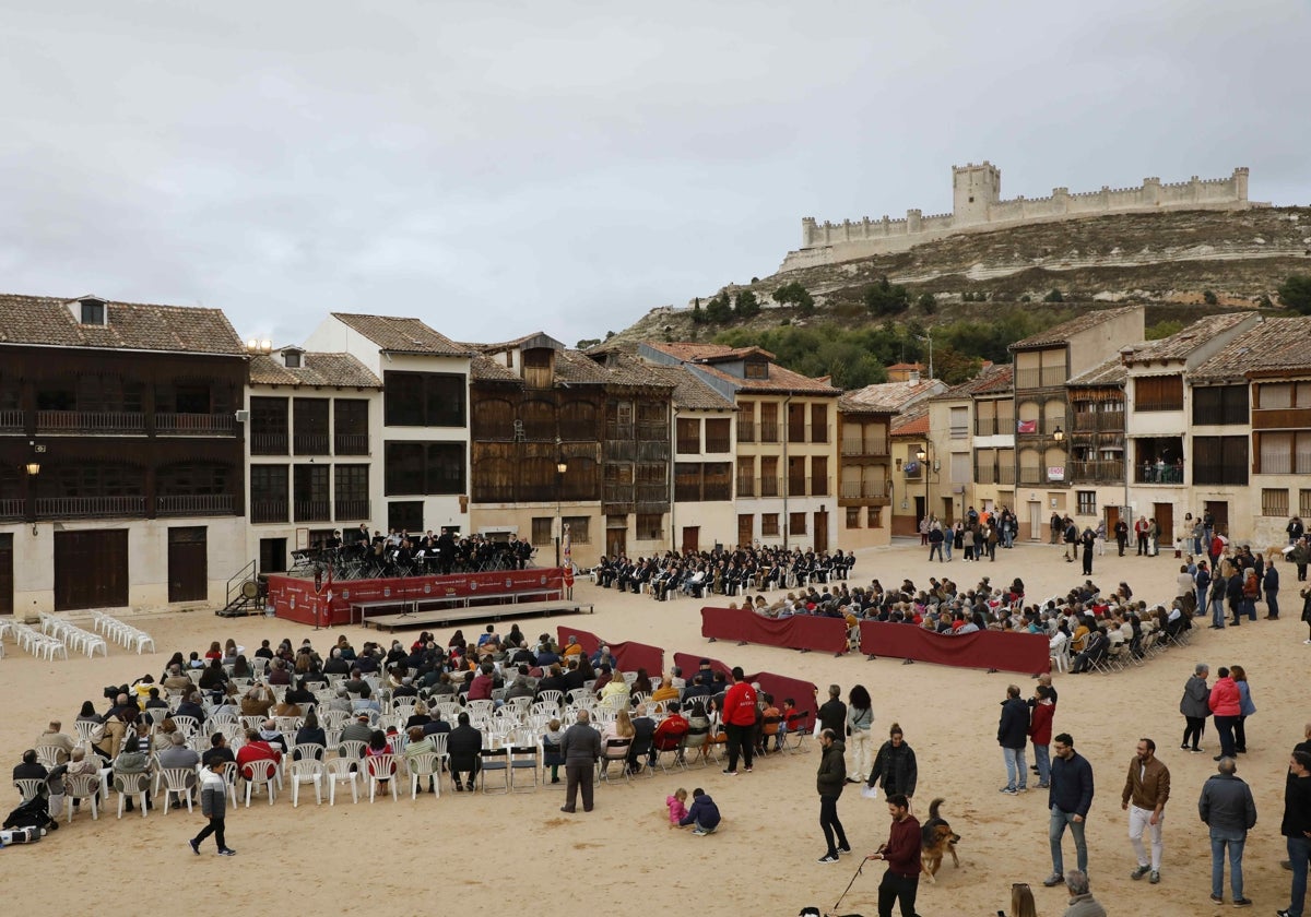 Plaza del Coso y castillo de Peñafiel.