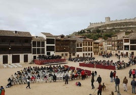 Plaza del Coso y castillo de Peñafiel.