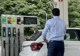 Coche repostando en gasolinera.