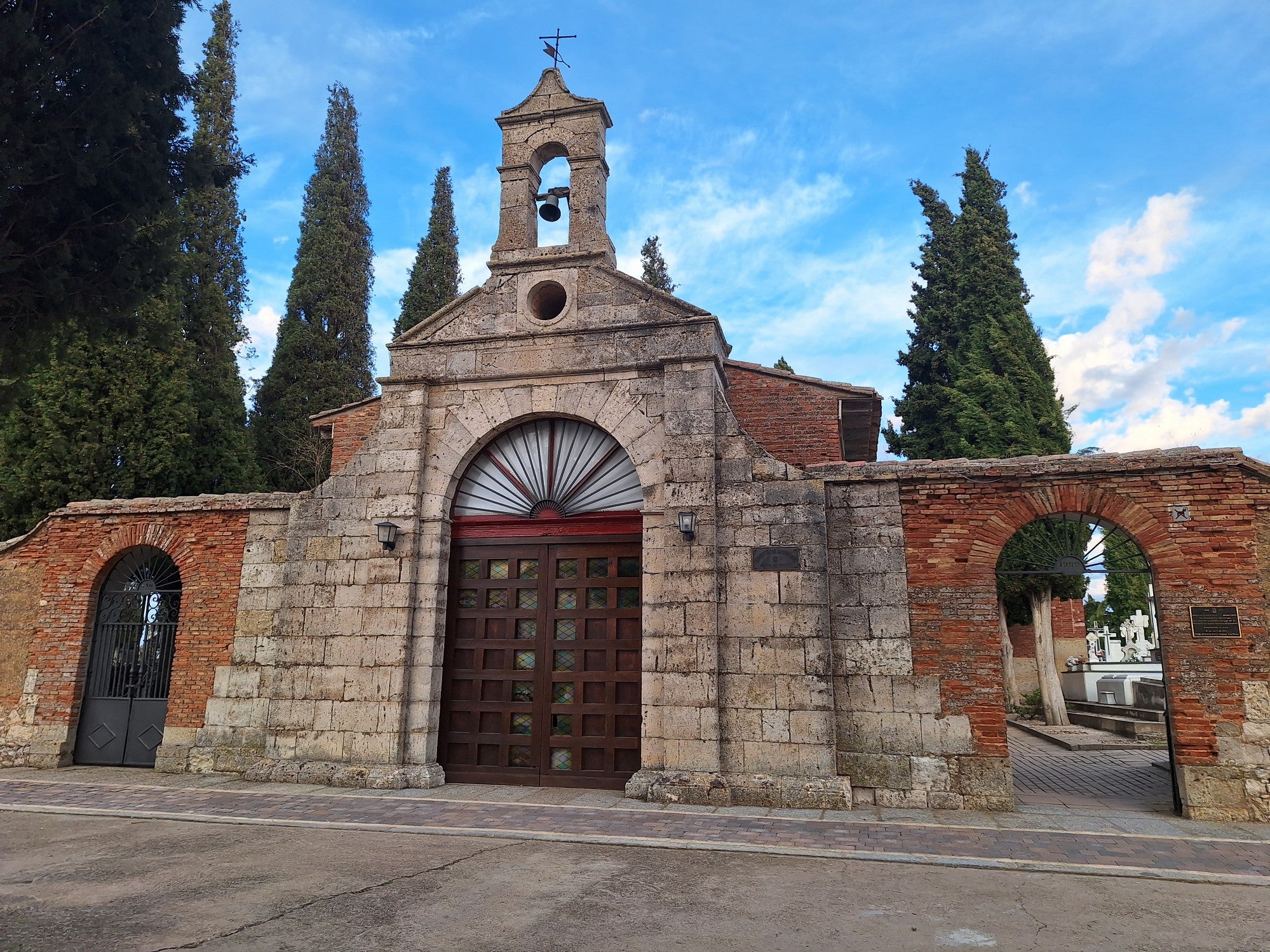 En busca de los epitafios del cementerio de Rioseco