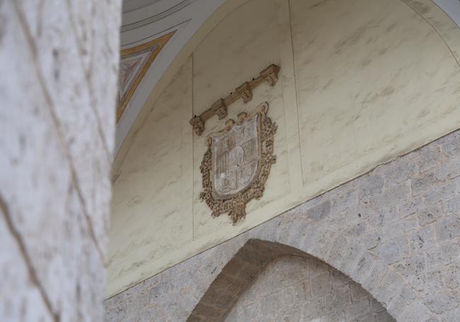 El último escudo de la ocupación napoleónica en la fachada de la iglesia de San Benito.