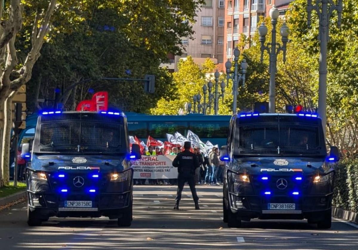 La Policía vigila el avance de la manifestación por el Paseo de Zorrilla.